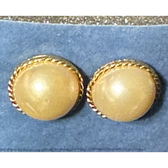 EARRINGS VTG Faux Pearl Gold Tone Post Earrings 1970 To 1980 - Picture 5 of 5